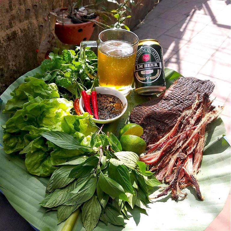 Thịt trâu gác bếp Hà Giang là món nhắm lý tưởng cho các đấng mày râu trong các buổi nhậu.