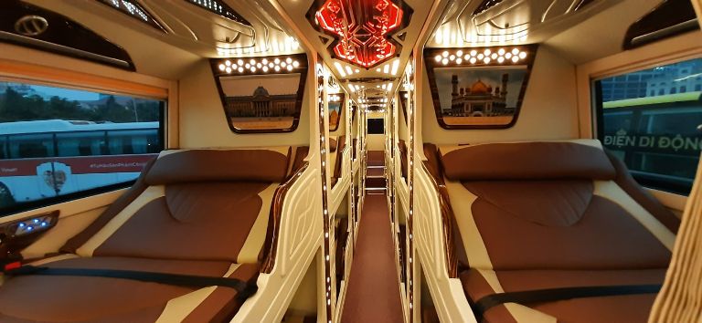 Không gian xe với gam màu nâu vàng sang trọng cùng nhiều tiện nghi hiện đại hứa hẹn mang đến chuyến đi hoàn hảo dành cho du khách
