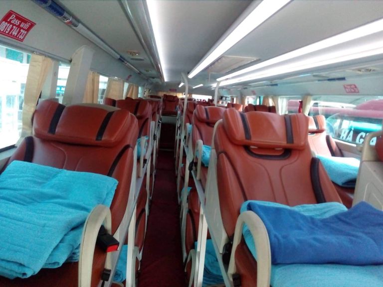 Trên xe khách Ngọc Sơn luôn đảm bảo sự sạch sẽ và có dán thêm pass wifi, số điện thoại của tổng đài, tiện lợi cho hành khách