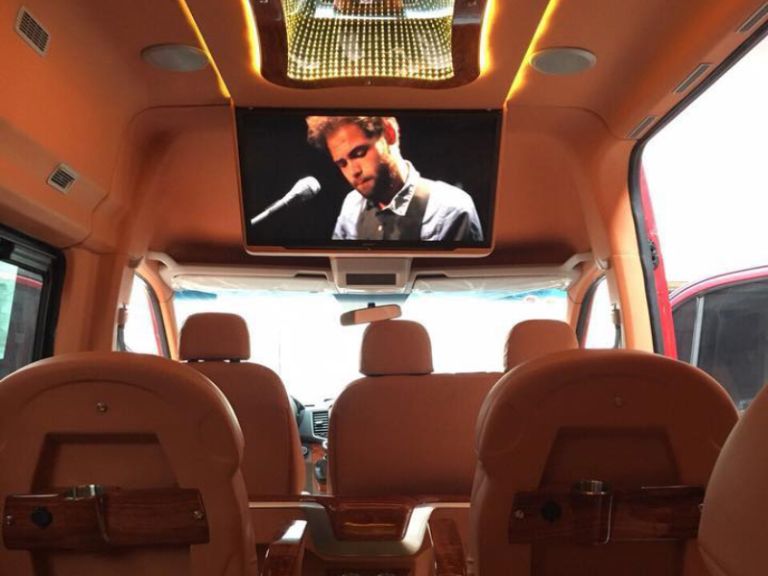 Trên xe khách Cầu Mè có đủ các thiết bị như TV, đèn LED,... phục vụ hoạt động giải trí của hành khách