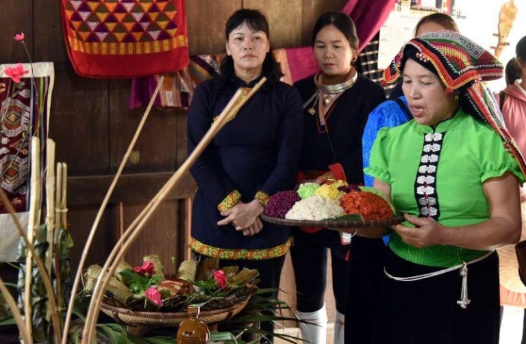 Hình ảnh xôi ngũ sắc Hà Giang xuất hiện trong những ngày lễ trọng đại của bà con đồng bào dân tộc Tày ở vùng núi cao của Tổ quốc 
