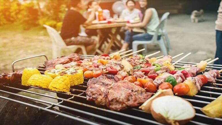 Ngay sau chỗ nghỉ có khoảng sân rộng rãi du khách có thể sử dụng để tổ chức bữa tiệc nướng BBQ 