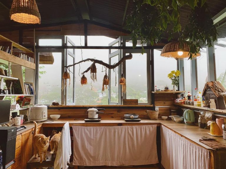 Khu vực bếp chung cung cấp đầy đủ tiện ích có tại Cú trên cây homestay du khách tự tay trổ tài nấu nướng 