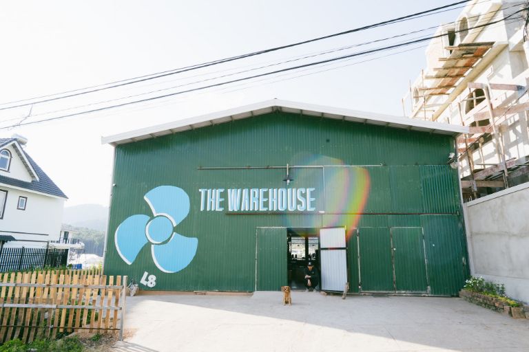 The Warehouse - Nhà Kho gây ấn tượng bởi vẻ bên ngoài như cái container chứa hàng. (Nguồn: Facebook.com)