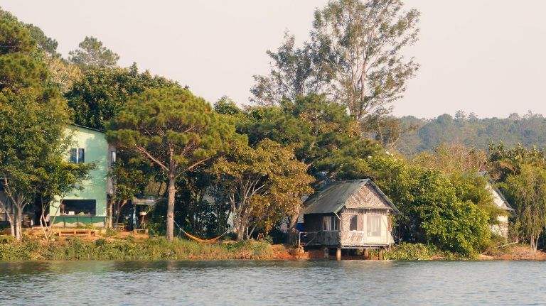 The Lake House Dalat nằm ngay bên cạnh hồ Tuyền Lâm, mang đến khung cảnh trữ tình và thơ mộng. (Nguồn: Facebook.com)