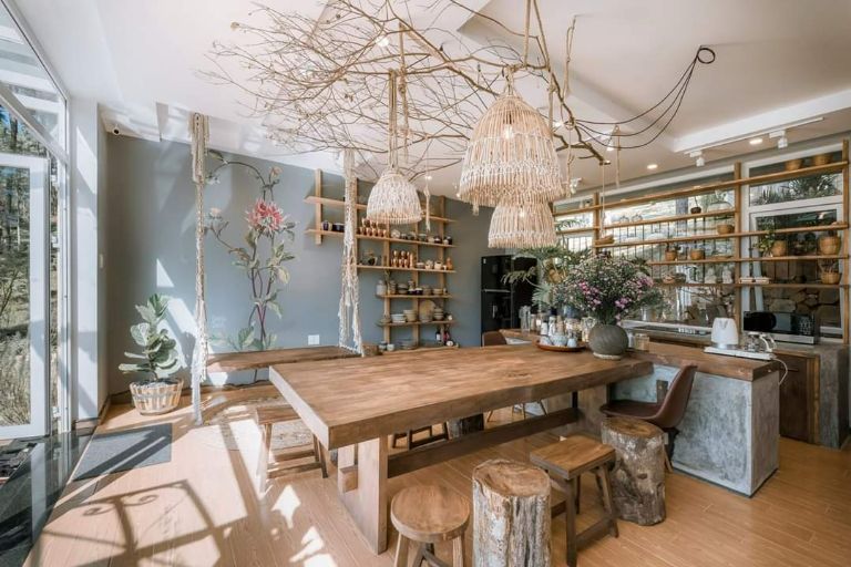 Phòng bếp được decor sáng tạo với các món đồ trang trí làm từ cành cây, thân gỗ. (Nguồn: Facebook.com)