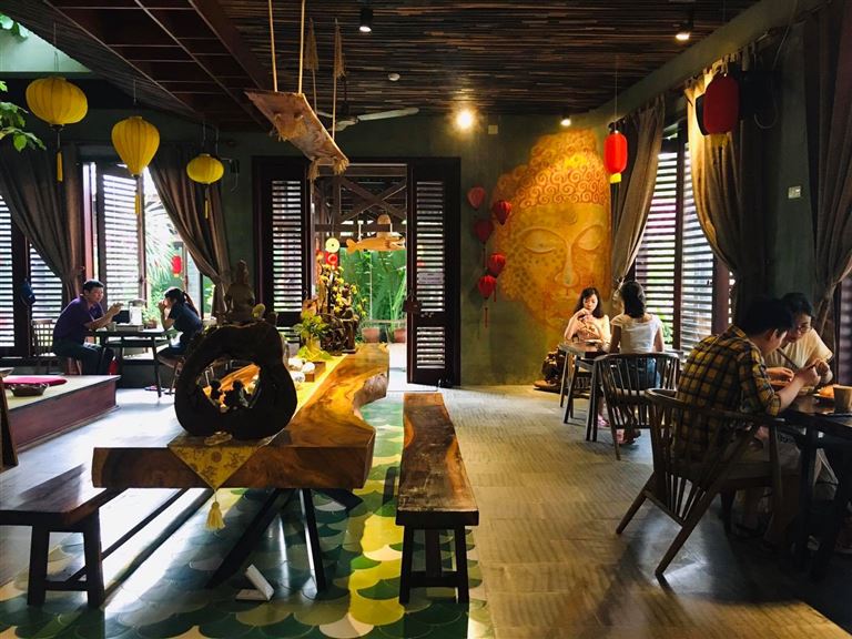 Mộc homestay Quy Nhơn có không gian nhà hàng và nhà bếp để du khách ăn uống và nấu nướng theo ý thích.