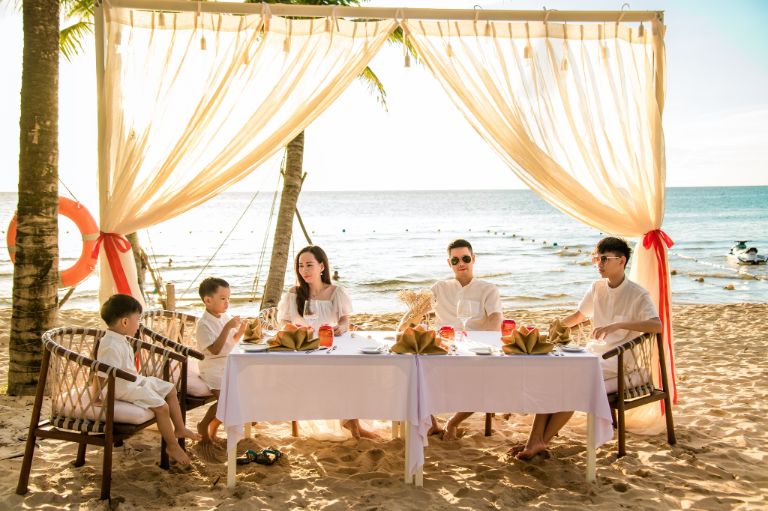 Best Western Premier Sonasea còn cung cấp dịch vụ tổ chức tiệc bãi biển với mức giá vô cùng phải chăng (nguồn: facebook.com)