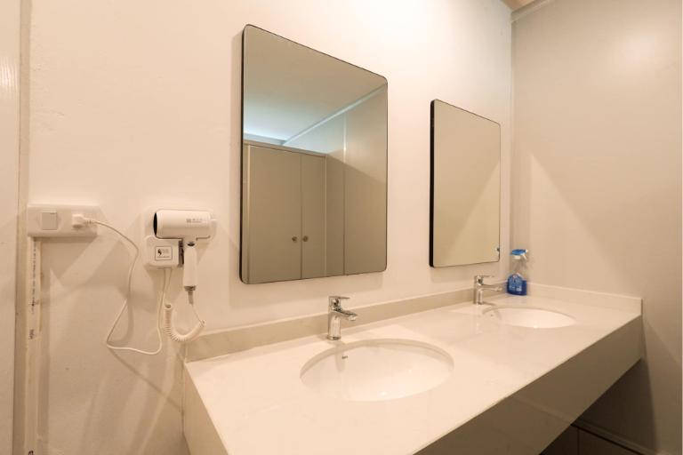 Nhà vệ sinh chung sử dụng sạch sẽ, có sẵn khăn tắm, máy sấy và các đồ dùng tiện ích cơ bản. 