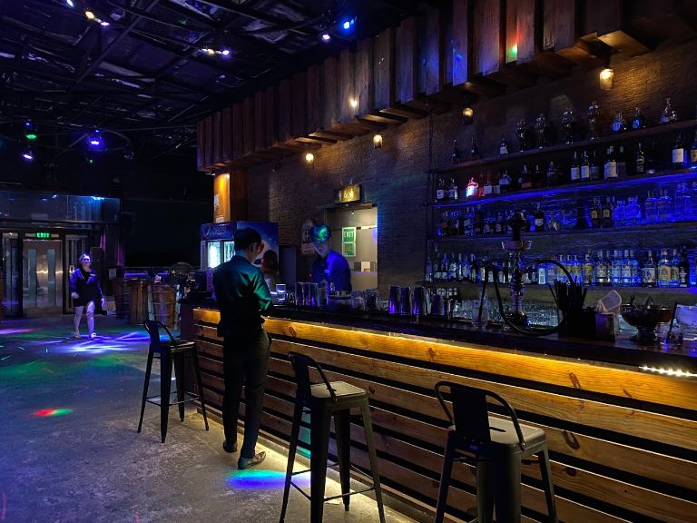 Quán bar này tọa lạc trên tầng 10 của khách sạn Ocean Pearl Phú Quốc nên nó sở hữu một không gian vô cùng thoáng mát với thiết kế sang trọng và đẳng cấp.