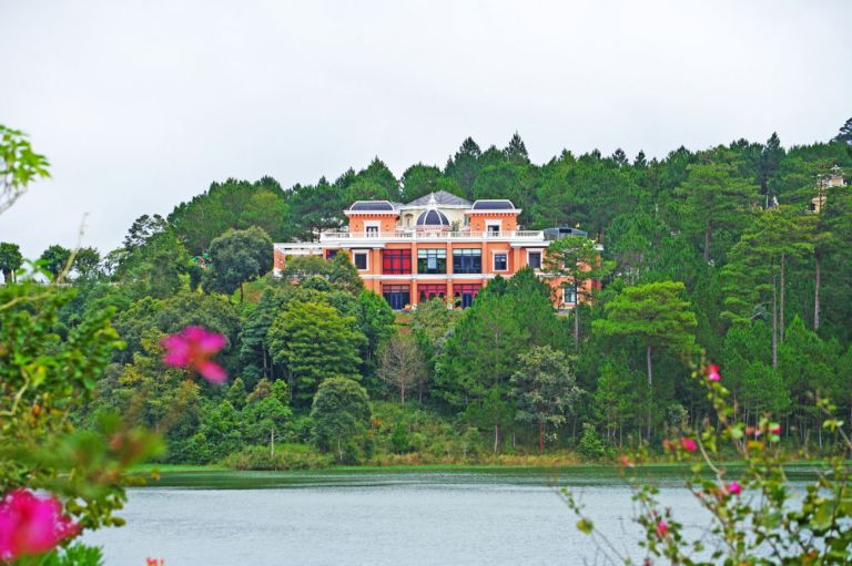 Khám phá phá ngay TOP 05 Resort Đà Lạt Hồ Tuyền Lâm có view hồ thơ mộng và nhiều góc check-in cực đỉnh. (Nguồn: Internet)