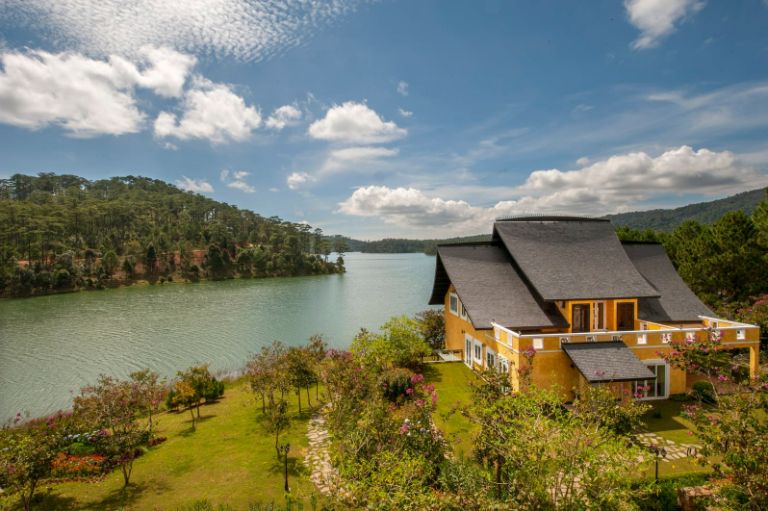 Bình An Village Đà Lạt sở hữu những căn biệt thự Pháp cổ nằm bên bờ hồ Tuyền Lâm thơ mộng. (Nguồn: Internet)