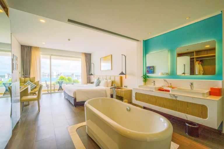 Phòng Premium Hướng Thành Phố sở hữu bồn tắm jacuzzi cùng 2 lavabo hiện đại (nguồn: facebook.com) 