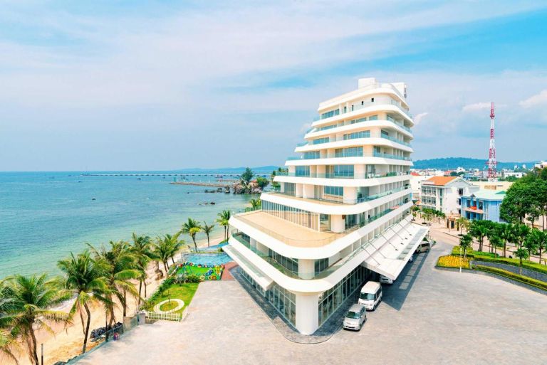 Seashells Homestay Phú Quốc có kiến trúc toà nhà độc đáo với vị trí đắc địa ngay sát biển (nguồn: facebook.com)