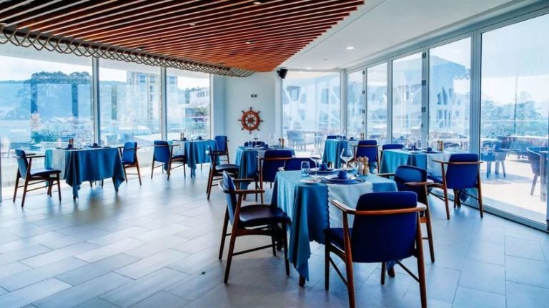 Nhà hàng Anchor Bistro nổi bật với thiết kế tông xanh sang trọng và thu hút (nguồn: facebook.com)