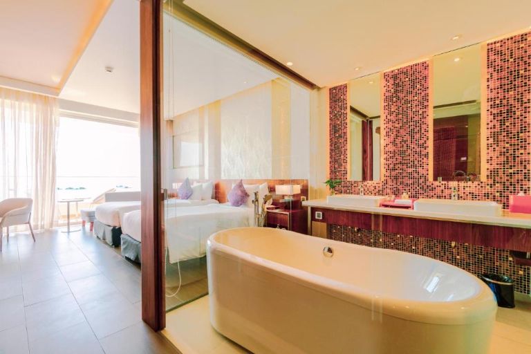 Phòng Classic Hướng Biển có bồn tắm spa jacuzzi với thiết kế không gian tắm mở cực thu hút (nguồn: facebook.com)