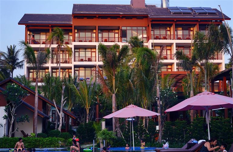 Tropicana Resort Phú Quốc có thiết kế hiện đại và tiện nghi. Mang đến một không gian thoáng đãng và thoải mái đối với người lưu trú. 