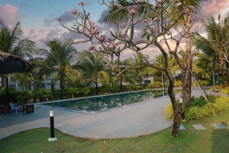 Du khách sẽ được sử dụng hồ bơi hoàn toàn miễn phí trong thời gian lưu trú tại villa biệt thự Phú Quốc - Kosmos Villa. 
