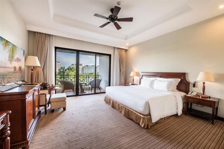 Phòng deluxe hướng vườn là hạng phòng có số lượng lớn nhất Vinpearl Resort & Spa Phú Quốc, có thiết kế đơn giản và hiện đại. 