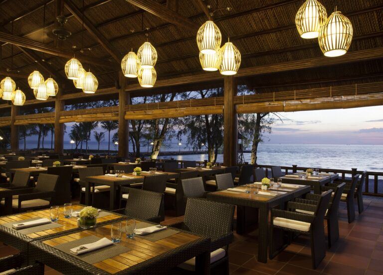 Vinpearl Resort & Spa Phú Quốc còn có một nhà hàng Pepper tọa lạc ngay bên cạnh bờ biển với các bữa tiệc nướng BBQ hấp dẫn. 