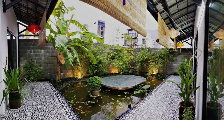 Vườn cây nằm ngay giữa nhà với hồ sen và ao cá nhỏ mang đến không gian yên bình, thư thái. (Nguồn: Booking.com)