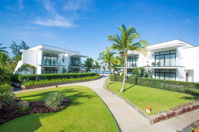 Melia Danang Beach Resort sở hữu vị trí hoàn hảo ngay bên bờ biển Non Nước, cùng nhiều địa điểm tham quan du lịch nổi tiếng.