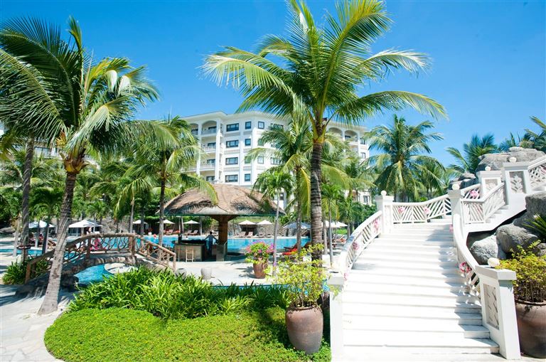 Olalani Resort & Condotel sở hữu phong cách thiết kế hiện đại pha lẫn kiến trúc Phương Tây đẹp mắt.