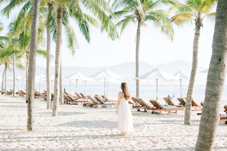 Du khách có thể tự do thư giãn, ngắm cảnh và tham gia các hoạt động trên biển tại bãi biển riêng của resort Đà Nẵng có bãi biển riêng này. 