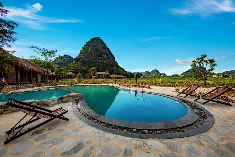 Được coi là điểm nhấn nổi bật của Mường Village Ninh Bình, bể bơi ngoài trời được thiết kế theo hình trái tim vô cùng tinh xảo 