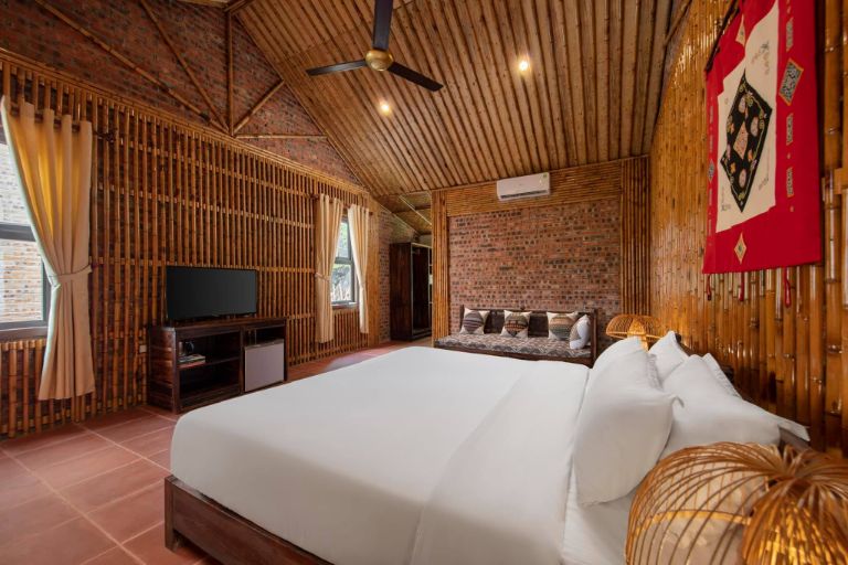 Mường Village Ninh Bình còn cung cấp thêm hạng phòng 1 giường đôi cỡ lớn có ban công nhìn ra hồ 