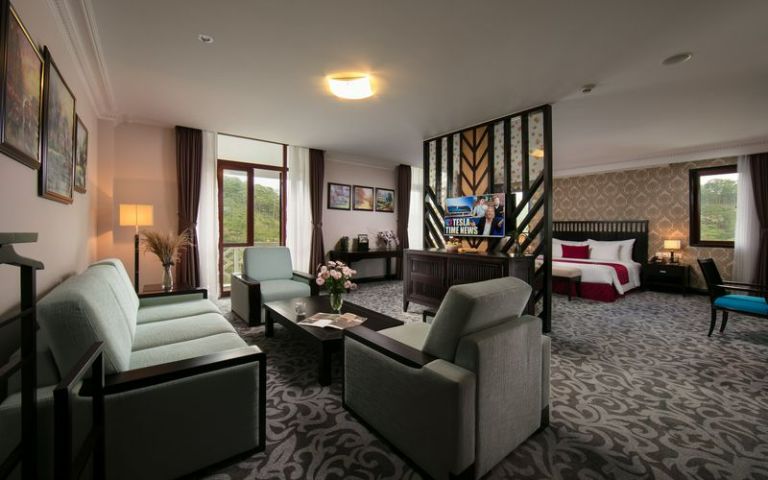 Royal Suite Mountain View rộng hơn 100 m2 với khu vực phòng khách sang trọng, lịch sự và tinh tế với bộ sofa màu xanh mint cao cấp. (Nguồn: Internet)