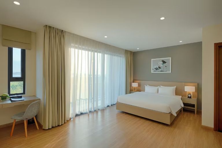 Homestay Lotus Bãi Cháy có 3 hạng phòng ngủ với các tiện ích riêng (Nguồn: booking.com)