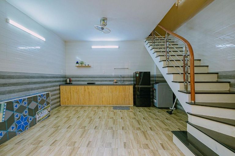 Homestay có cả phòng bếp với đầy đủ tiện nghi ở dưới tầng 1 để du khách sử dụng