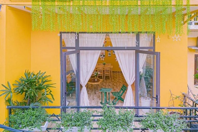 Homestay Bãi Cháy D' Eco House được thiết kế với tone màu vàng chủ đạo cực kỳ chill, với 2 phòng ngủ