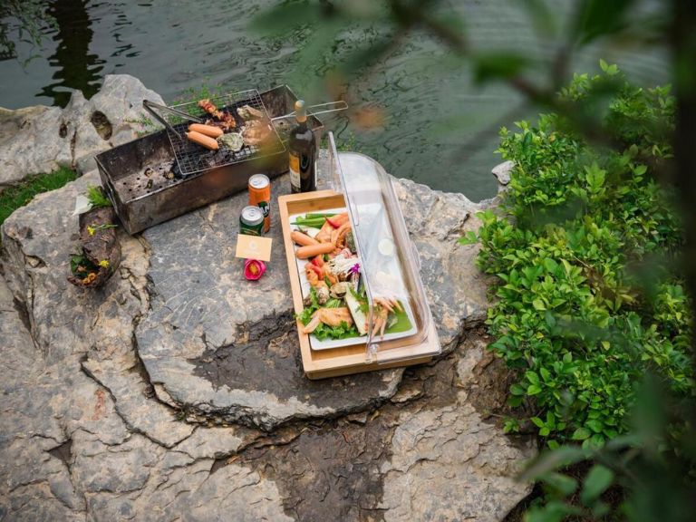 Du khách có thể tổ chức tiệc nướng BBQ bên hồ cá cực kì chill 