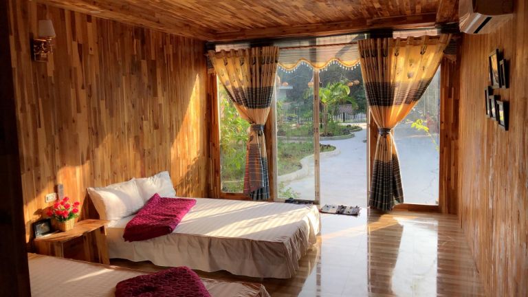 Phòng nghỉ nhà gỗ có thiết kế ấm cúng, được trang bị hệ thống cách âm, đảm bảo không gian nghỉ ngơi yên tĩnh cho khách thuê phòng.