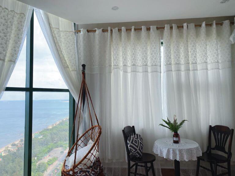 Chiếc xích đu nhỏ bố trí bên cạnh khung cửa sổ giúp du khách tận hưởng toàn cảnh biển Cửa Lò ngay tại phòng 