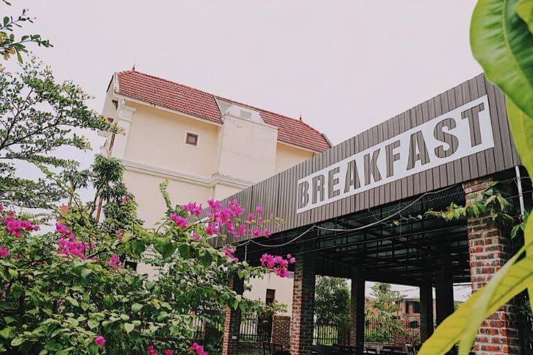 Khi nghỉ dưỡng tại đây du khách có thể ghé qua nhà hàng để tận hưởng bữa sáng tuyệt hảo tại Homestay GÔN 72 - CỬA LÒ với mức giá hợp lý