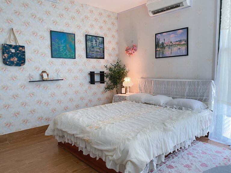 Diện tích phòng ngủ lớn sức chứa từ 4-6 người Romance - Vintage Homestay đã và đang đáp ứng lượng khách lưu trú đông đảo 