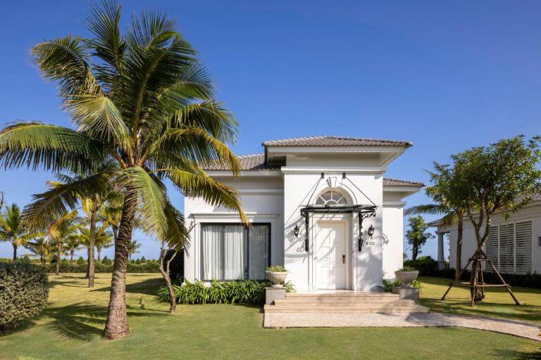 Melia Vinpearl Cua Hoi Beach Resort giáp biển du khách có thể di chuyển đến thư giãn, vui chơi bên gia đình, bạn bè 
