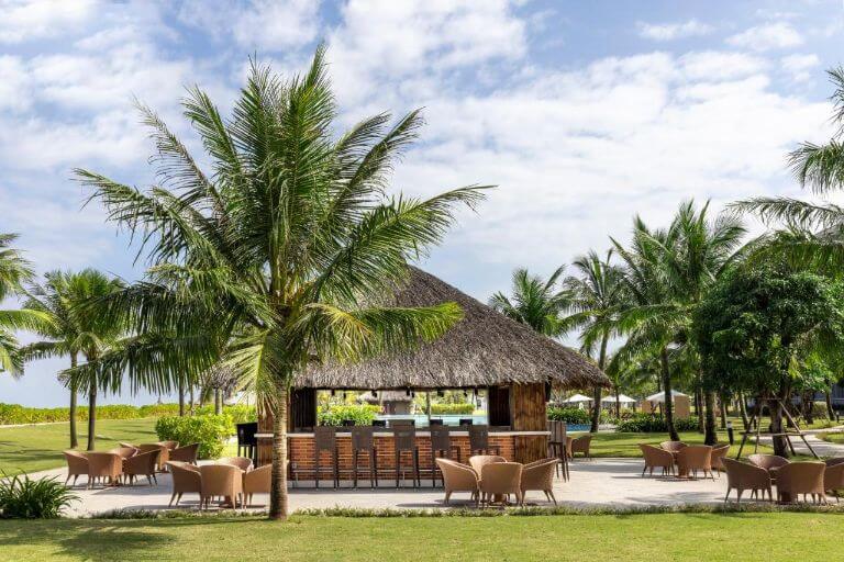 Bên cạnh dịch vụ tiện ích Melia Vinpearl Cua Hoi Beach Resort có bàn ghế ngoài trời thích hợp bữa tiệc BBQ 
