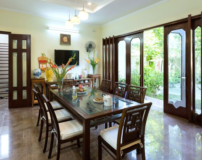 Phòng bếp mang đậm phong cách cổ điển Việt Nam với các món nội thất gỗ trầm. (Nguồn: Airbnb.com.vn)