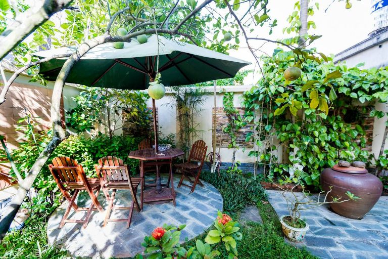 Nơi lưu trú có khu vực ngồi uống trà dưới bóng cây cực chill. (Nguồn: Airbnb.com.vn)