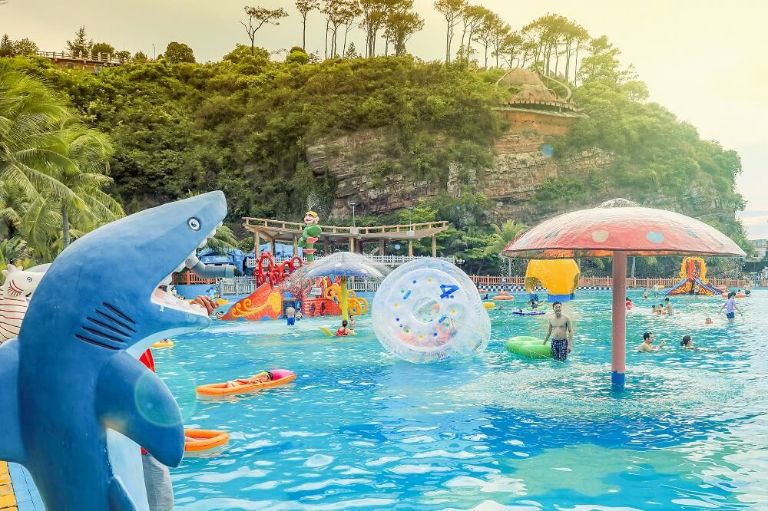 Hồ bơi có cầu trượt và phao vui chơi, thu hút du khách ở mọi lứa tuổi đến tham gia và tận hưởng những khoảnh khắc thú vị. (Nguồn: hondauresort.com) 