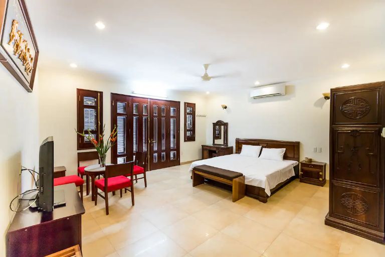 Phòng ngủ có lối thiết kế Việt Nam cổ điển, mang đến cảm giác ấm cúng, hoài cổ. (Nguồn: Airbnb.com.vn)