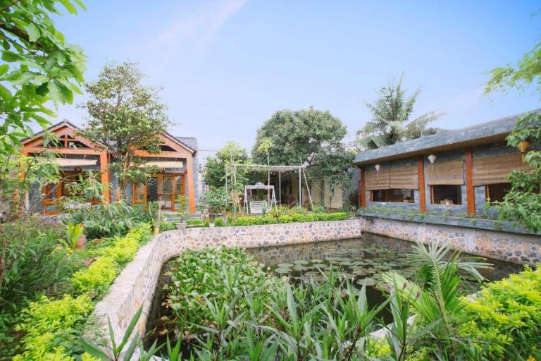 Khuôn viên homestay mang đậm nét đăc trưng của lối kiến trúc nhà vườn Bắc Bộ với sân vườn, ao cá và cây trái xung quanh.