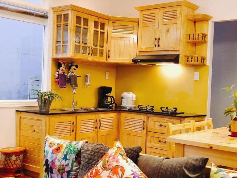 Suri's House Homestay có phòng bếp tiện nghi với lò vi sóng, bếp nướng du khách có thể trổ tài nấu nướng 