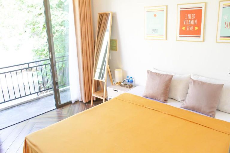 Phòng ngủ tại homestay Hạ Long có thiết kế trẻ trung với những gam màu tươi sáng.