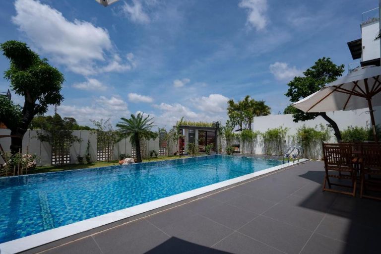 Bể bơi rộng rãi của homestay Hạ Long đáp nhứng nhu cầu sử dụng của đoàn khách lớn khi lưu trú tại đây.