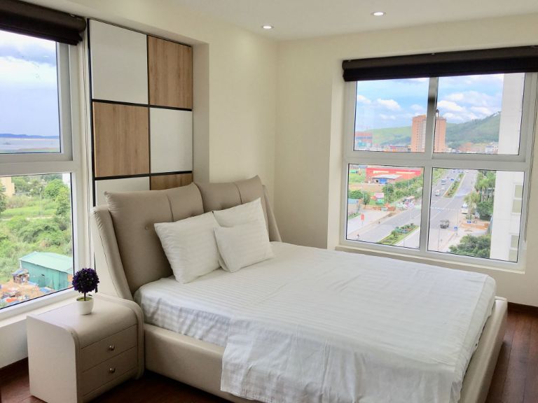 Phòng ngủ được thiết kế với 2 cửa kính nhìn ra bên ngoài, du khách có thể ngắm biển ngay từ căn phòng của mình.